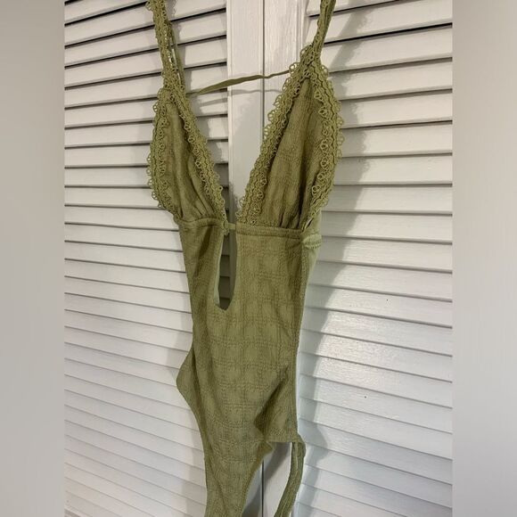 COPY - Edikted textured cut out bodysuit in green - Picture 8 of 11